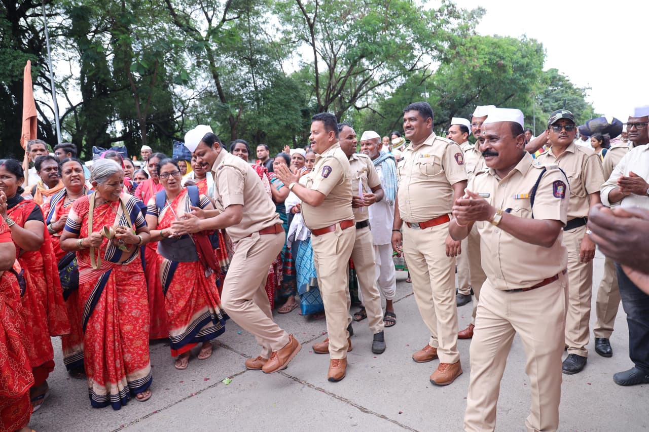 “ज्ञानोबा माऊली, तुकाराम, ज्ञानोबा माऊली, तुकाराम” असा हरिनामाचा जयघोष करत संत ज्ञावेश्वर महाराज, संत तुकाराम महाराज यांच्या पालखी पुण्यात दाखल “ज्ञानोबा माऊली, तुकाराम, ज्ञानोबा माऊली, तुकाराम” असा हरिनामाचा जयघोष करत संत ज्ञावेश्वर महाराज, संत तुकाराम महाराज यांच्या पालखी पुण्यात दाखल