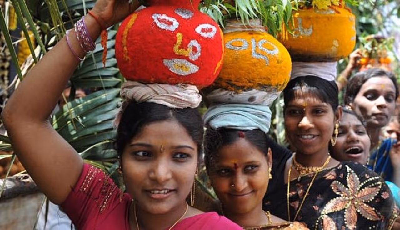 హైదరాబాద్ లో ఆషాడ బోనాలు షురూ