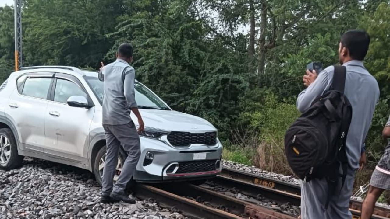 శంకర్‌పల్లిలో కారుతో రైల్వే ట్రాక్‌పైకి దూసుకెళ్లిన యువతి