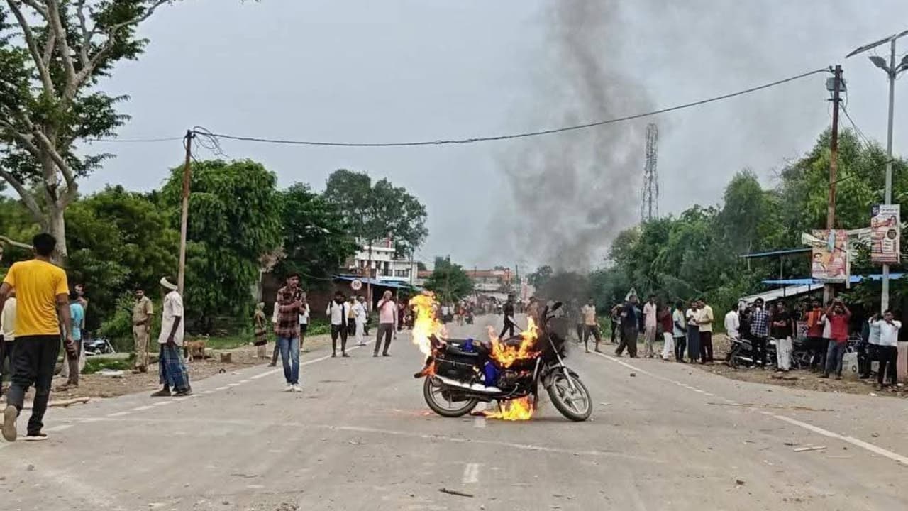 भीम आर्मी कार्यकर्ताओं का प्रयागराज में नग्न तांडव भीम आर्मी कार्यकर्ताओं का प्रयागराज में नग्न तांडव