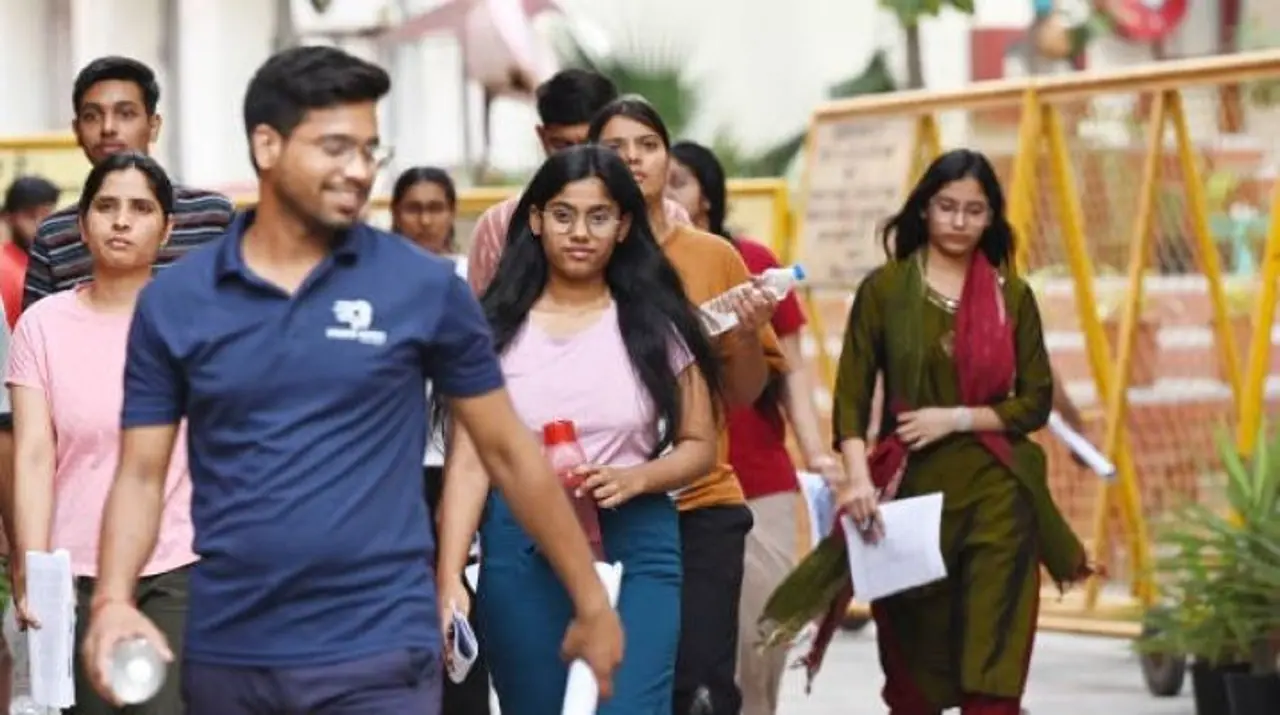 తెలంగాణలో కాలేజీలు, ఏపీలో స్కూళ్లు బంద్ తెలంగాణలో కాలేజీలు, ఏపీలో స్కూళ్లు బంద్