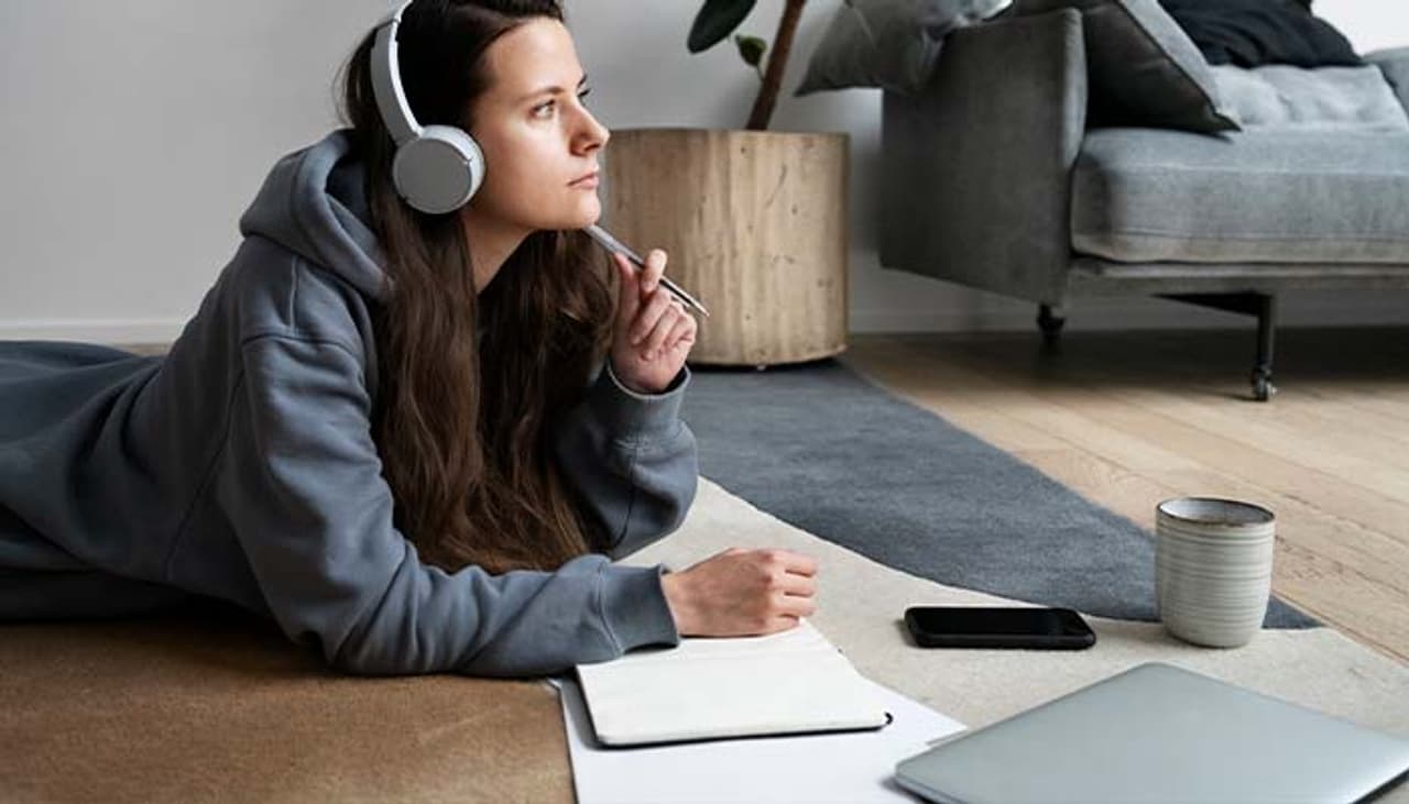 Difference between Digital Declutter and Detox Difference between Digital Declutter and Detox