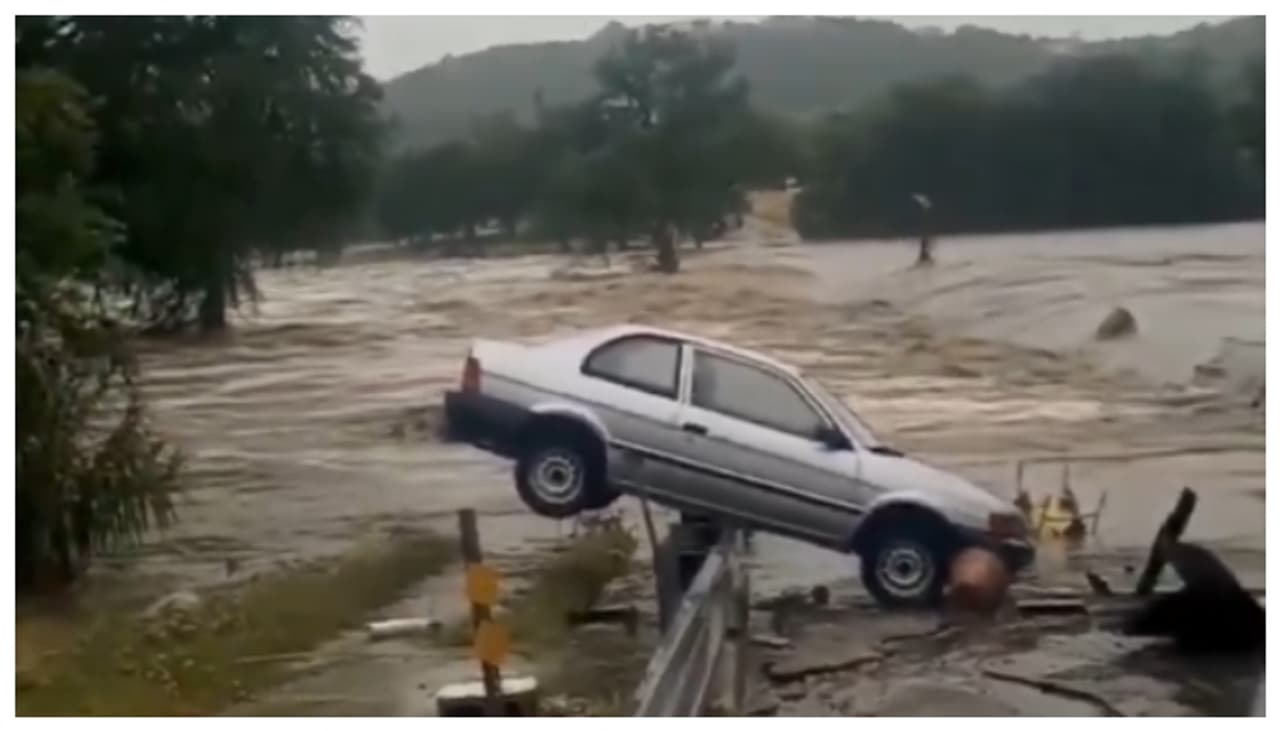 খারাপ হচ্ছে টেক্সাসের বন্যা পরিস্থিতি খারাপ হচ্ছে টেক্সাসের বন্যা পরিস্থিতি