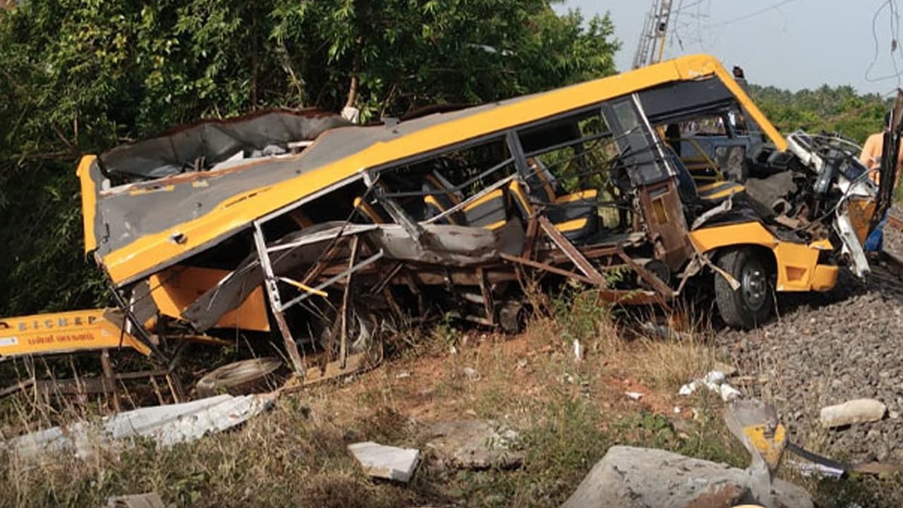  பள்ளி வேன் மீது ரயில் மோதல்