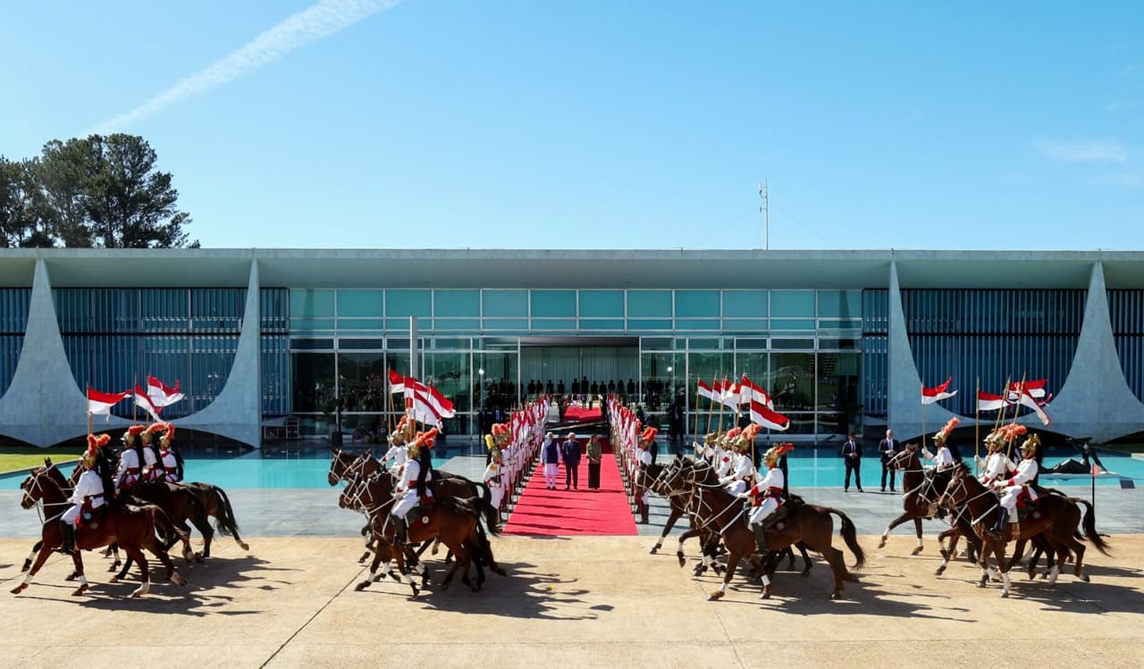 ब्रासीलिया में 114 घोड़ों की सलामी से हुआ स्वागत