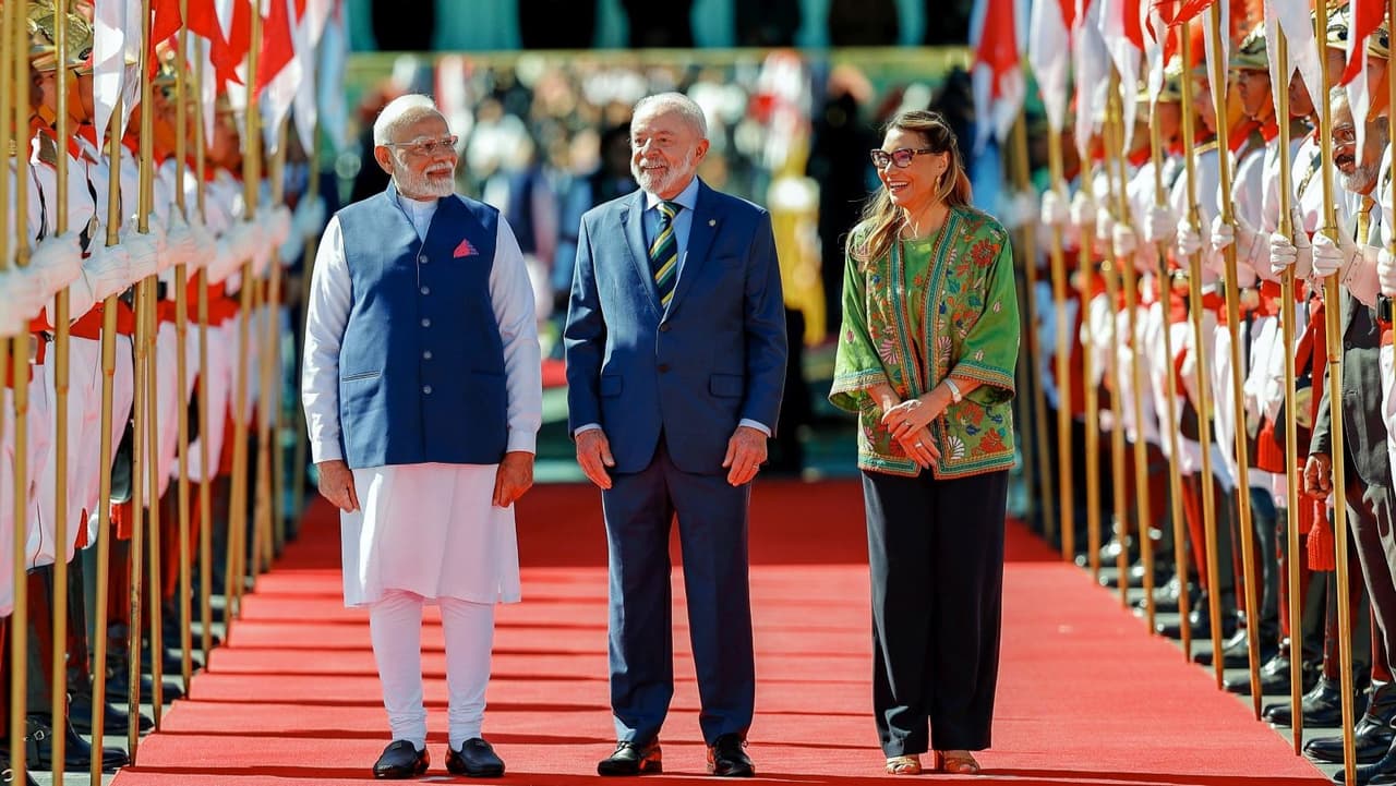 బ్రసీలియాలో ప్రధాని మోడీకి ఘన స్వాగతం బ్రసీలియాలో ప్రధాని మోడీకి ఘన స్వాగతం