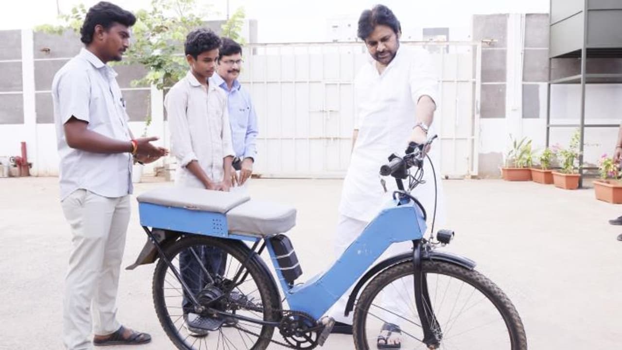 ఈ కుర్రాడి టాలెంట్ కు పవన్ కల్యాణ్ ఫిదా ఈ కుర్రాడి టాలెంట్ కు పవన్ కల్యాణ్ ఫిదా