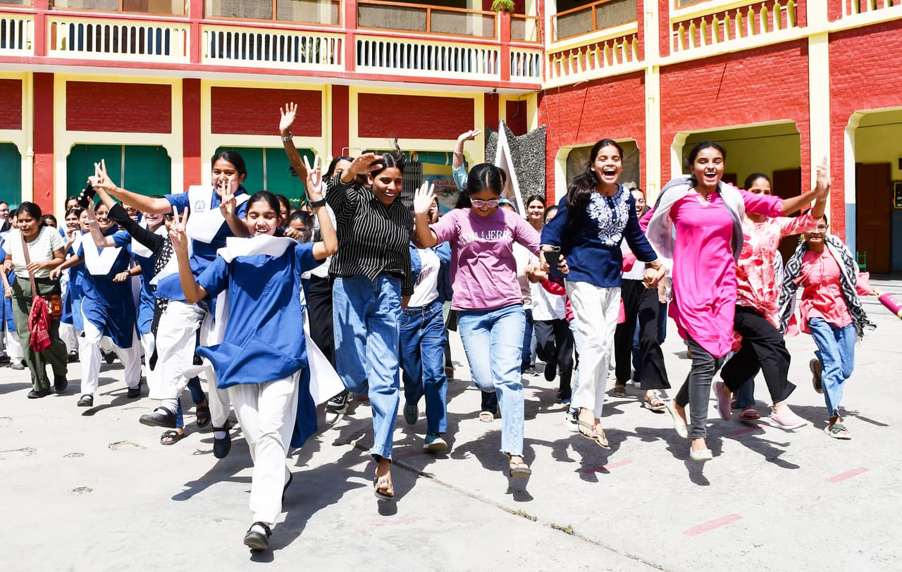 பள்ளி மாணவர்களுக்கு நாட்காட்டி வெளியீடு பள்ளி மாணவர்களுக்கு நாட்காட்டி வெளியீடு