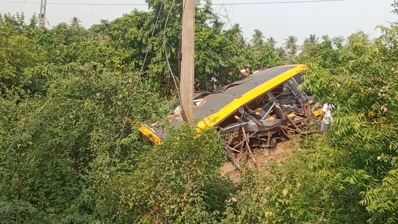 பள்ளி வேன் மீது ரயில் மோதல்