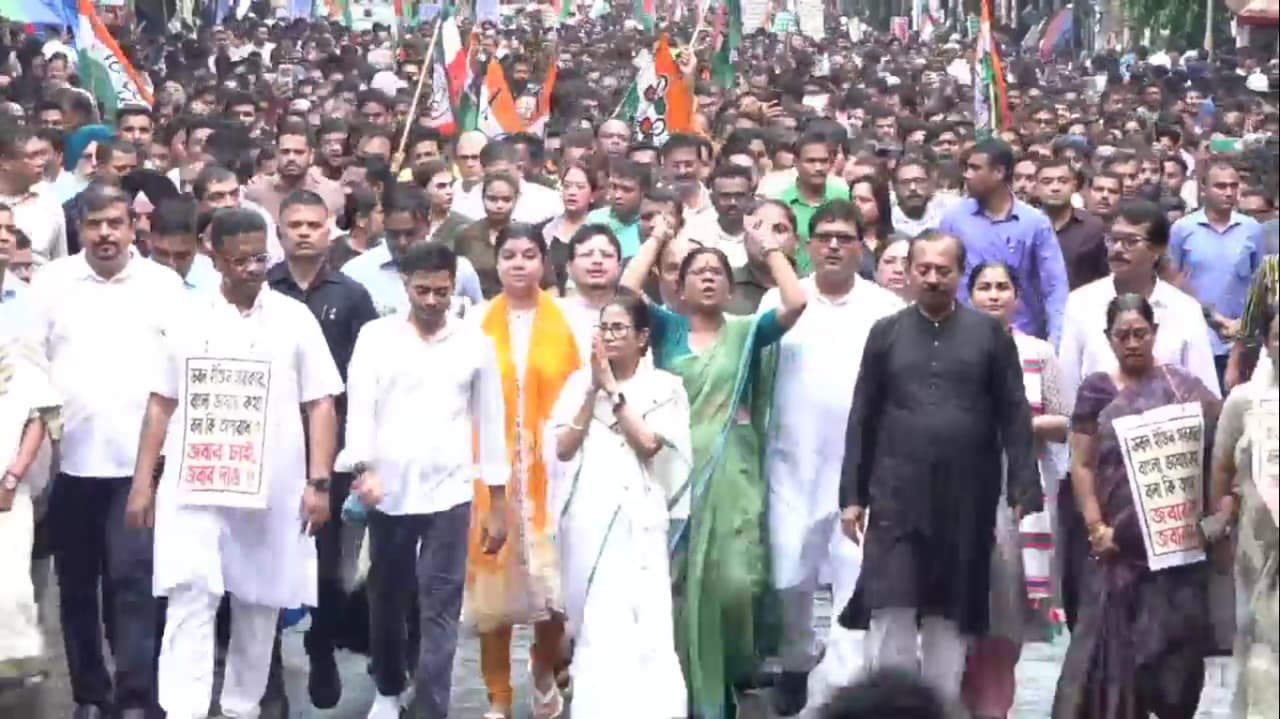 বাঙালি পরিযায়ী শ্রমিকদের হেনস্থার প্রতিবাদে মিছিল বাঙালি পরিযায়ী শ্রমিকদের হেনস্থার প্রতিবাদে মিছিল