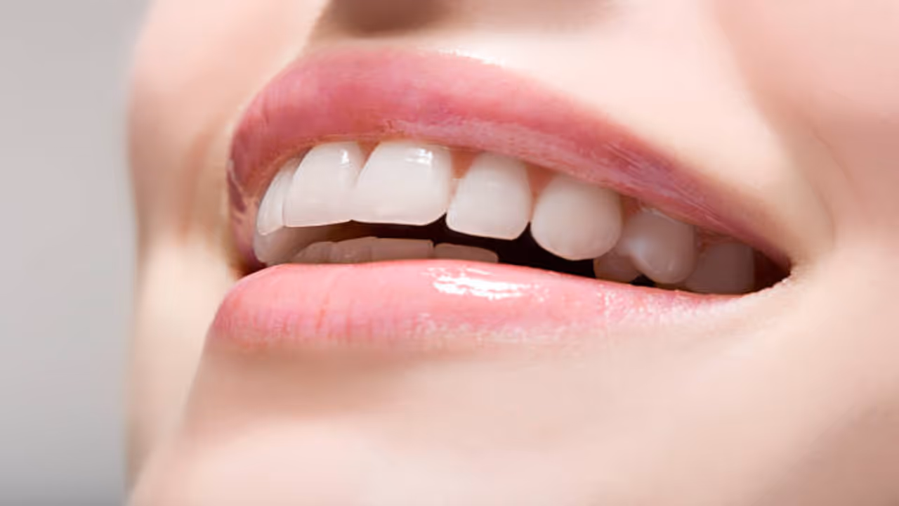 పళ్లను తెల్లగా మార్చే చిట్కాలు