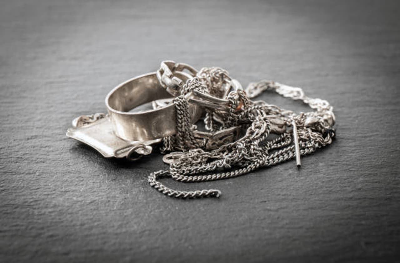 These Zodiac Signs Avoid Wearing Silver Jewel