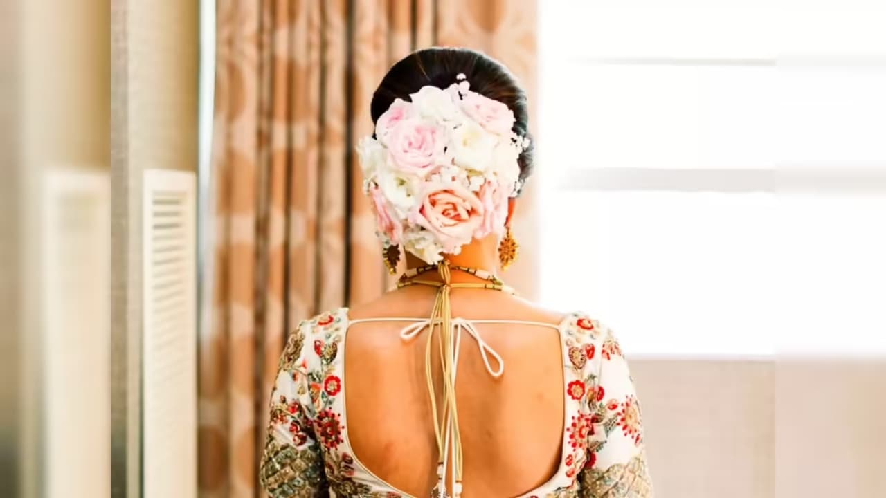 స్త్రీలు తలలో పూలు ఎందుకు పెట్టుకోవాలి ?