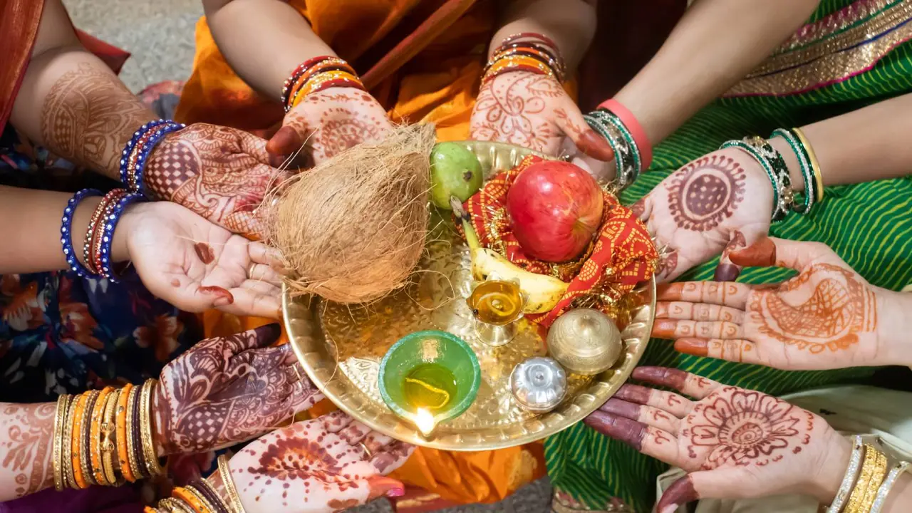 हरियाली तीज की पूजा के लिए नोट कर लें ये सामग्री, वरना अधूरा रह जाएगा व्रत हरियाली तीज की पूजा के लिए नोट कर लें ये सामग्री, वरना अधूरा रह जाएगा व्रत