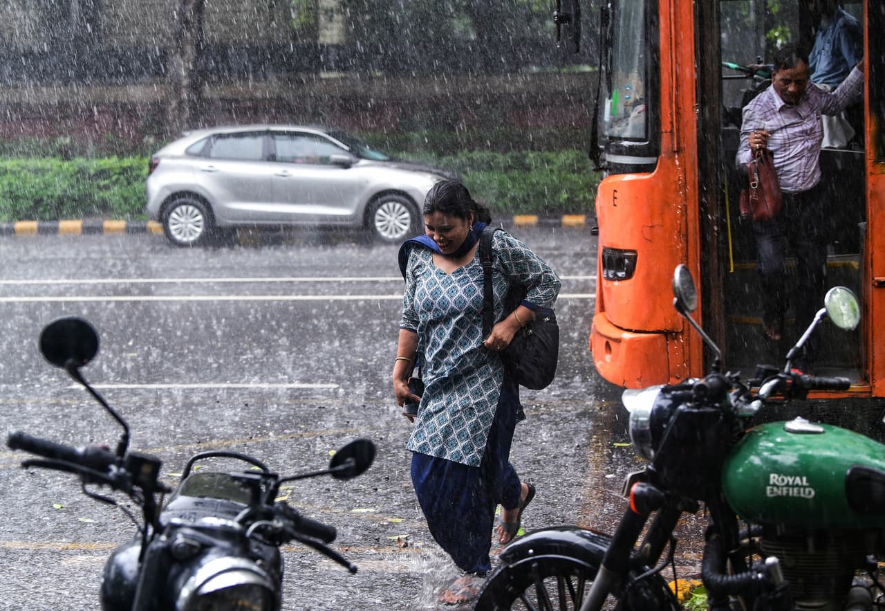 ঝমঝমিয়ে বৃষ্টি ঝমঝমিয়ে বৃষ্টি