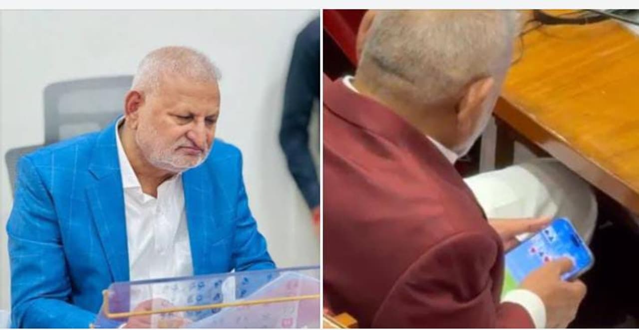 சட்டசபையில் ரம்மி விளையாடிய அமைச்சர்