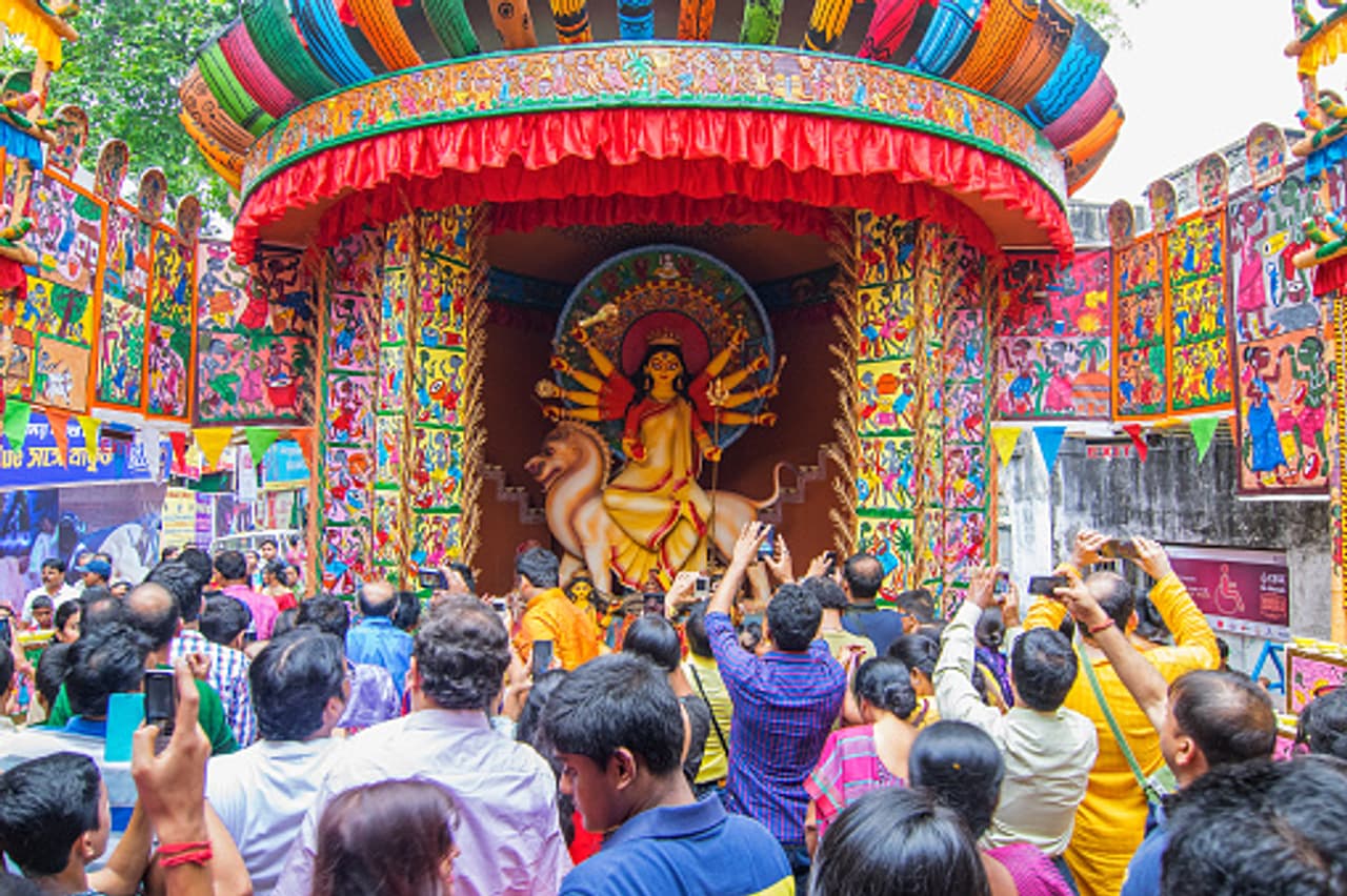 ফেস্টিভ মুডে বাঙালি ফেস্টিভ মুডে বাঙালি