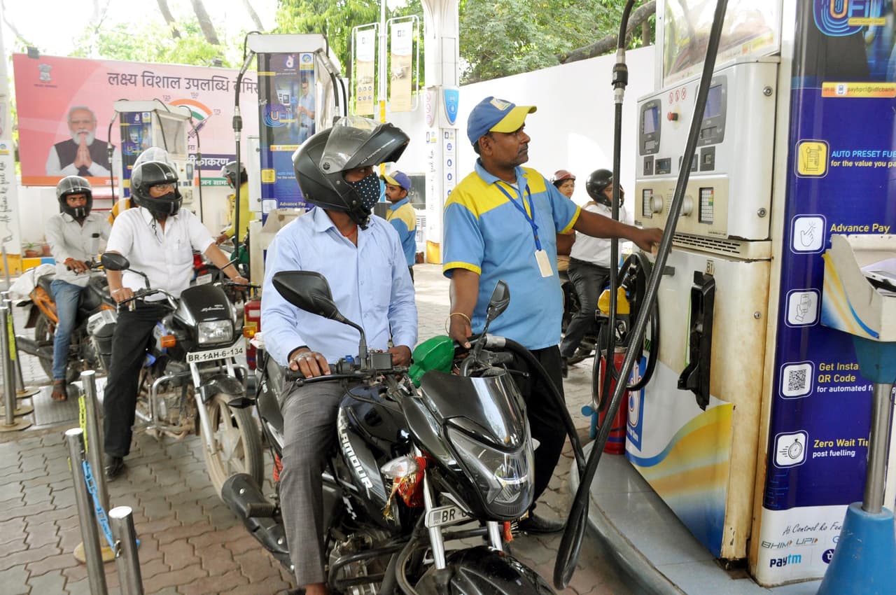 ഇന്ധന വില കീശ കാലിയാക്കുന്നോ?