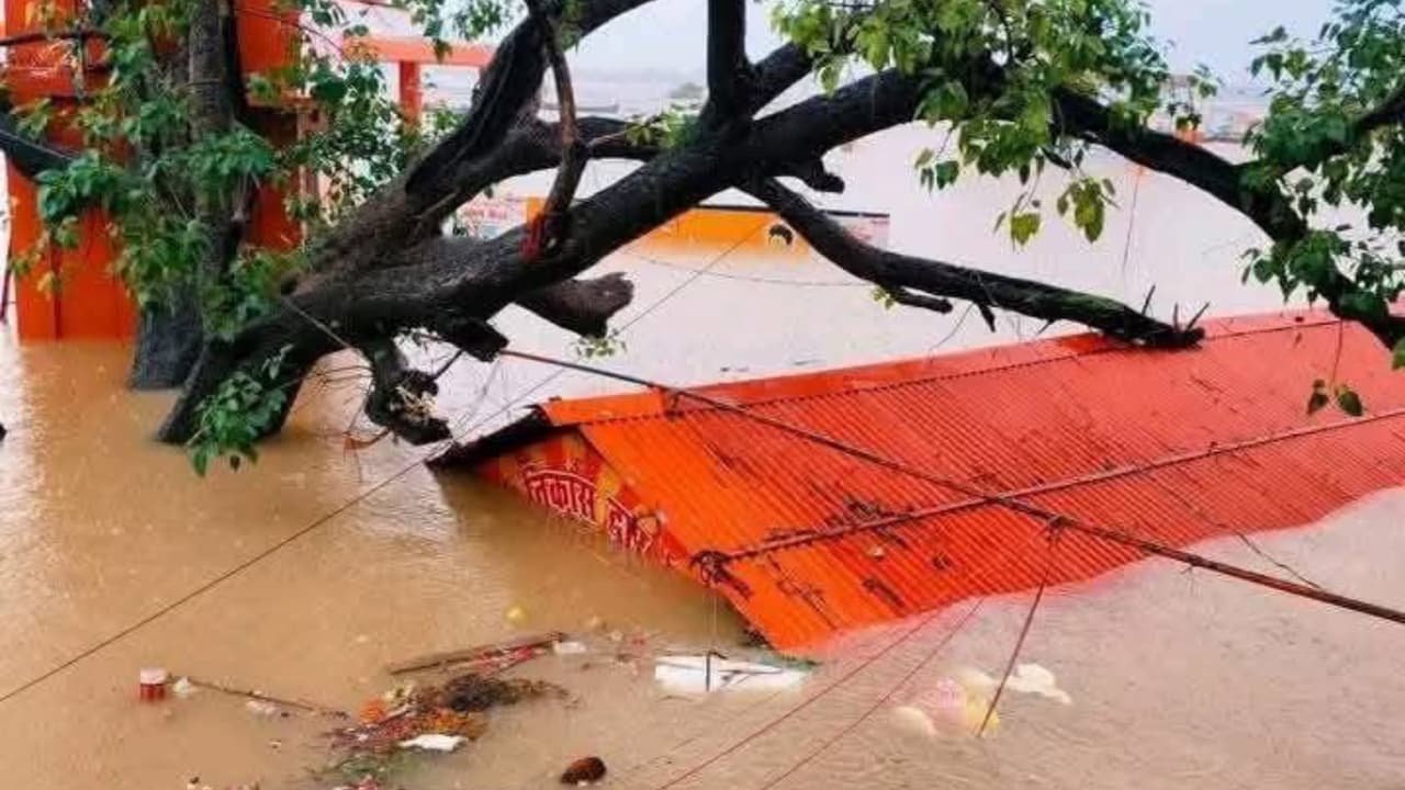 उफनती नदियाँ, डूबते मोहल्ले