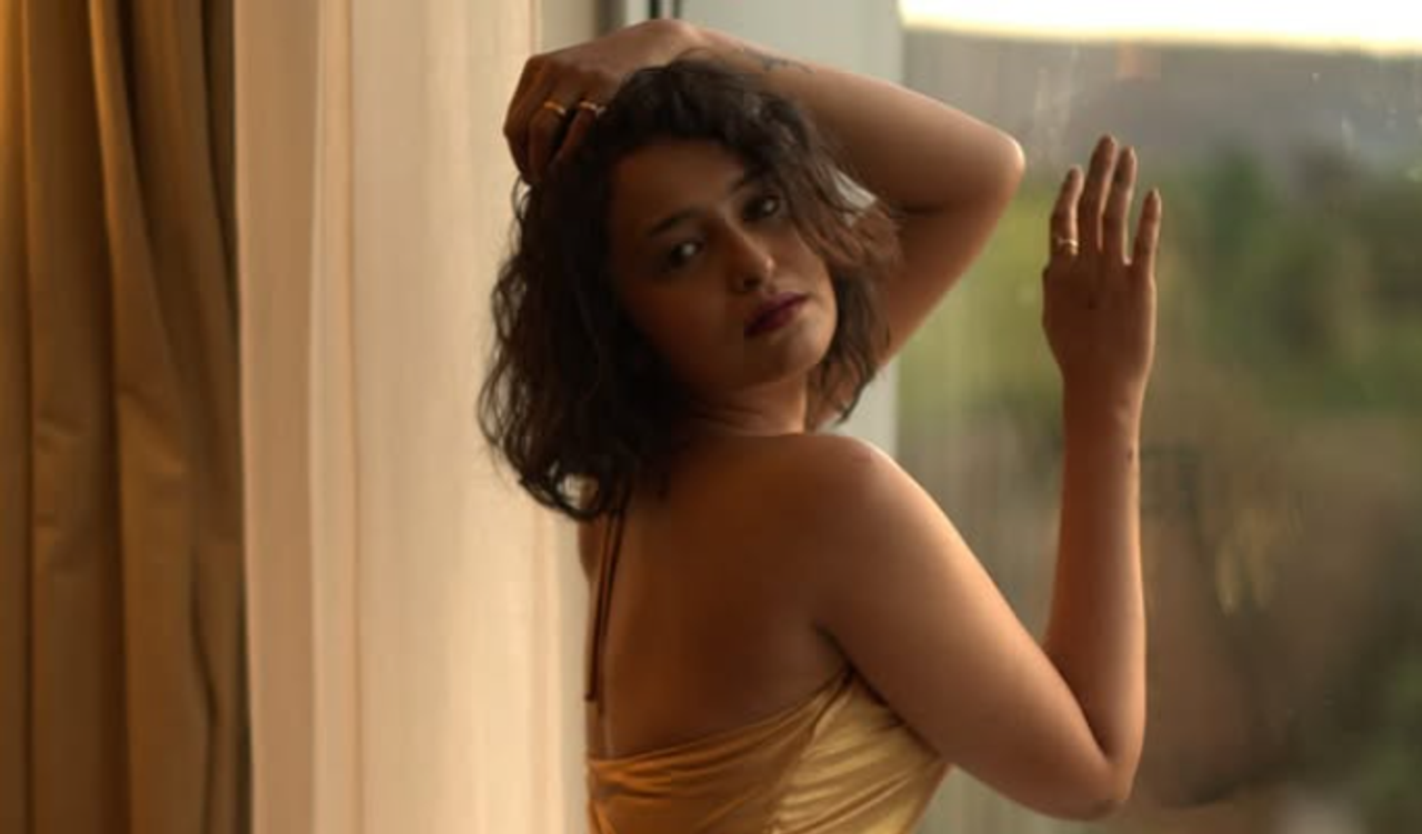 दोन पुरुषांसोबत टॉपलेस लव्हमेकिंग सीन दोन पुरुषांसोबत टॉपलेस लव्हमेकिंग सीन