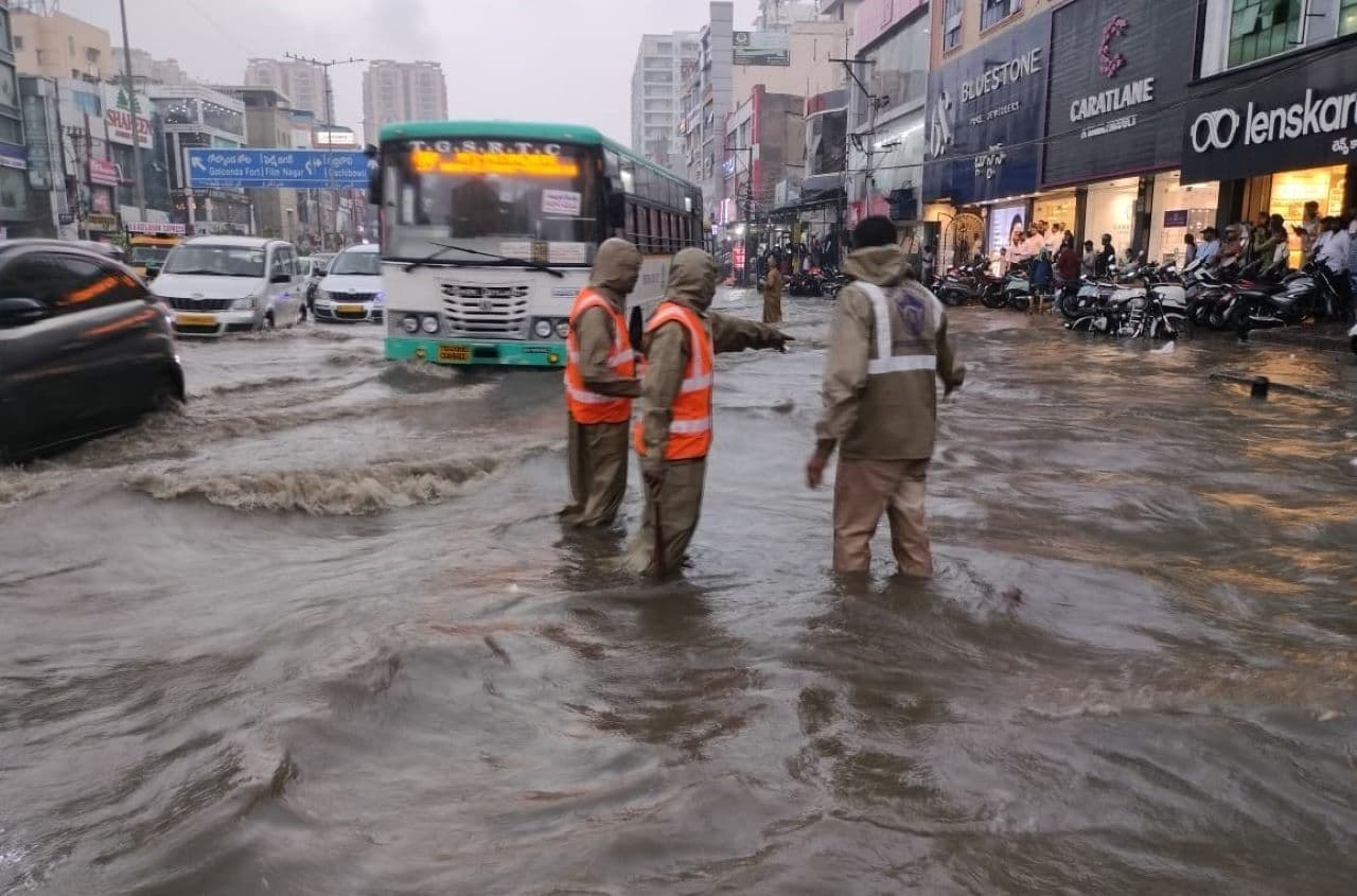 వర్షాకాలం ముగిసినా వానలు తగ్గట్లేదుగా...