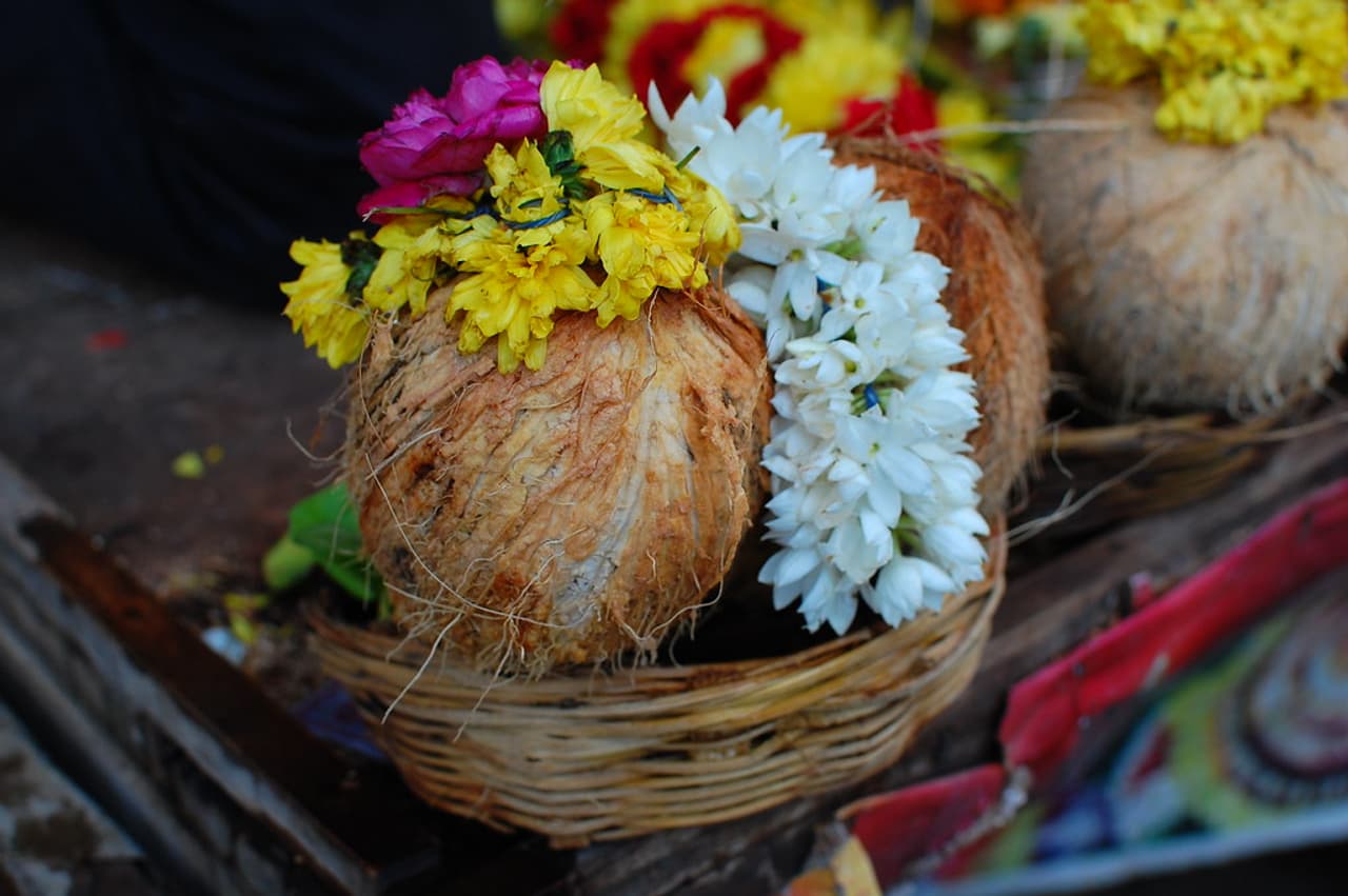 கோவிலில் உடைக்கும் தேங்காய் 