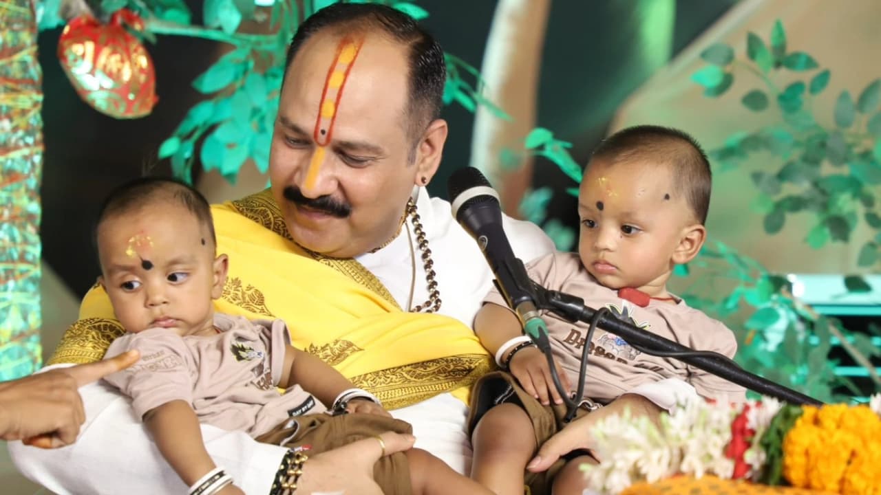  कौन है वो कथावाचक, जिसकी एक झलक के लिए उमड़ती है लाखों की भीड़?