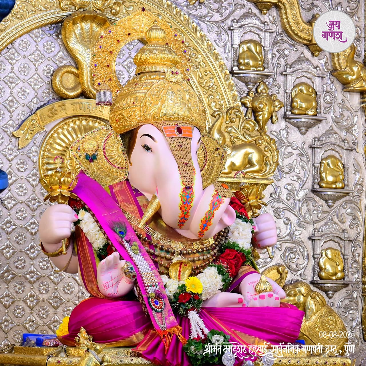 पुण्यातील प्रसिद्ध दगडूशेठ गणपतीचे मोहक रुप पुण्यातील प्रसिद्ध दगडूशेठ गणपतीचे मोहक रुप