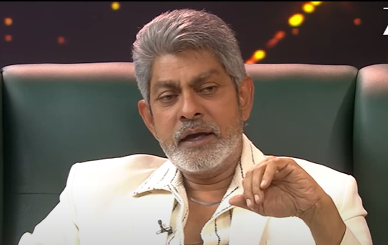 `పెద్ది`తో ఆకట్టుకుంటున్న జగపతిబాబు `పెద్ది`తో ఆకట్టుకుంటున్న జగపతిబాబు