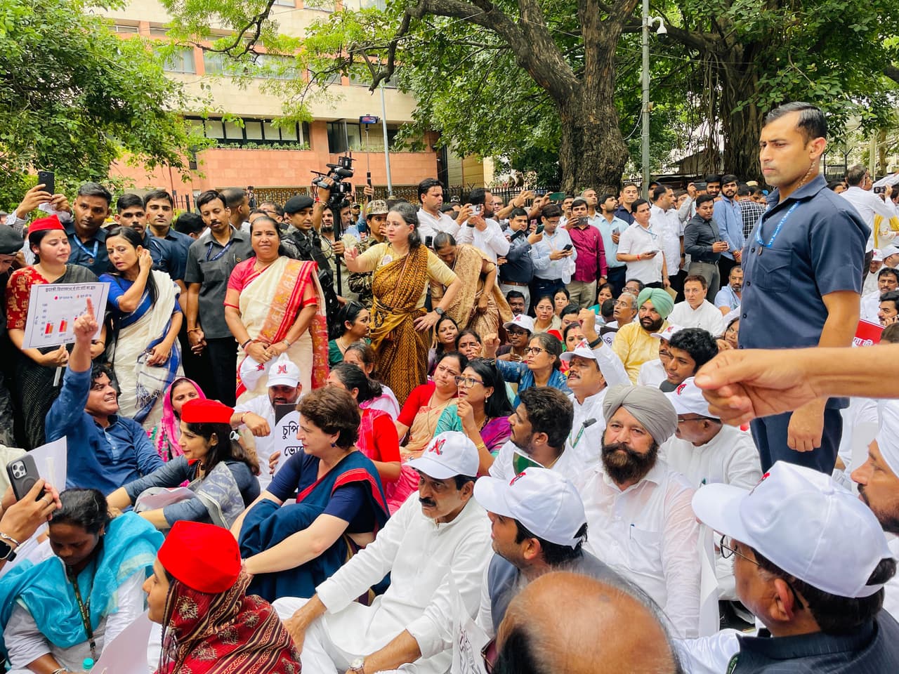 টিএমসি সাংসদের দিকে সাহায্যের হাত রাহুলের
