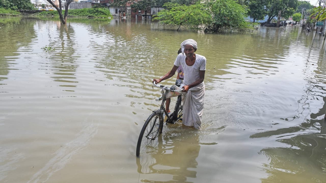 దేశంలోని పలు ప్రాంతాల్లో భారీ వర్షాలు.. ఏపీ, తెలంగాణకు హెచ్చరికలు