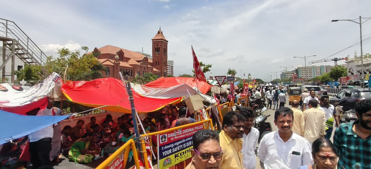 சென்னையில் தூய்மை பணியாளர்கள் தொடர் போராட்டம் சென்னையில் தூய்மை பணியாளர்கள் தொடர் போராட்டம்