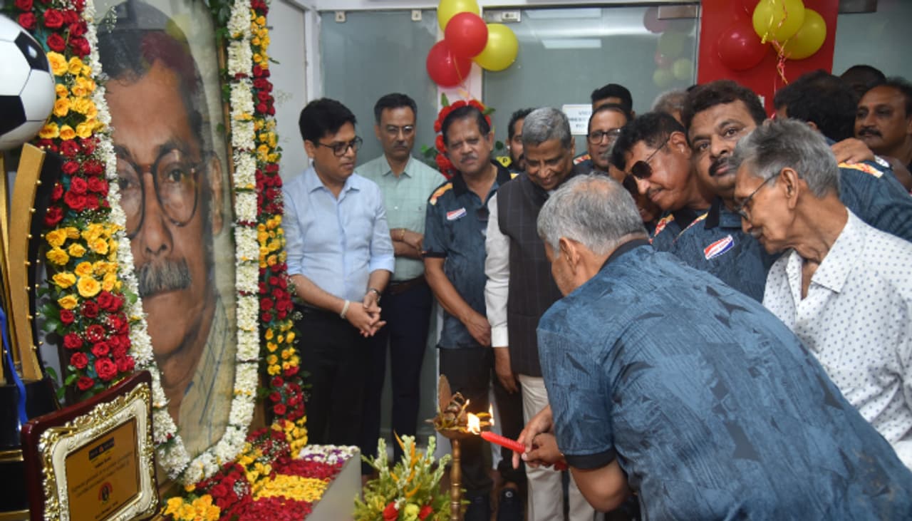 প্রাক্তন সচিব পল্টু দাসের জন্মদিবস উপলক্ষে ইস্টবেঙ্গল তাঁবুতে বিশেষ অনুষ্ঠান প্রাক্তন সচিব পল্টু দাসের জন্মদিবস উপলক্ষে ইস্টবেঙ্গল তাঁবুতে বিশেষ অনুষ্ঠান