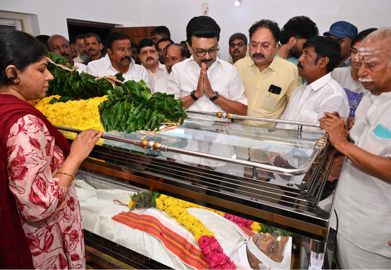 இல கணேசன் உடலுக்கு நேரில் மரியாதை