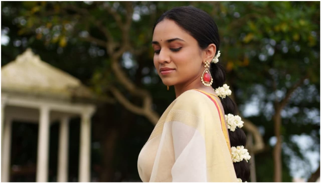 അതിസുന്ദരിയായി മീനാക്ഷി അതിസുന്ദരിയായി മീനാക്ഷി