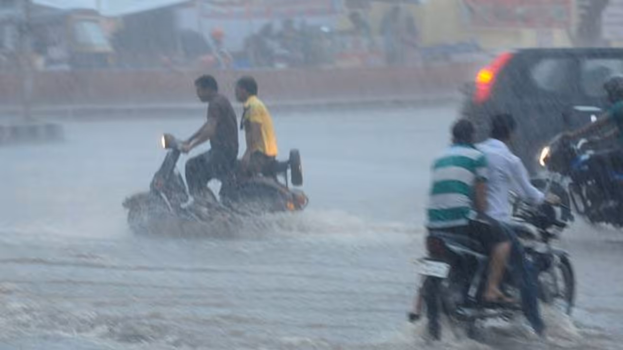 उमस भरी गर्मी से परेशान लोगों को अब मिल सकती है बारिश की सौगात उमस भरी गर्मी से परेशान लोगों को अब मिल सकती है बारिश की सौगात