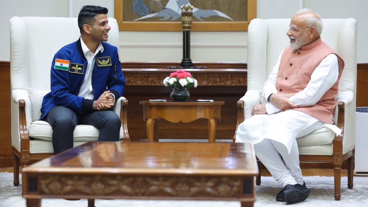 1. पीएम मोदी ने की शुभांशु शुक्ला से मुलाकात 1. पीएम मोदी ने की शुभांशु शुक्ला से मुलाकात