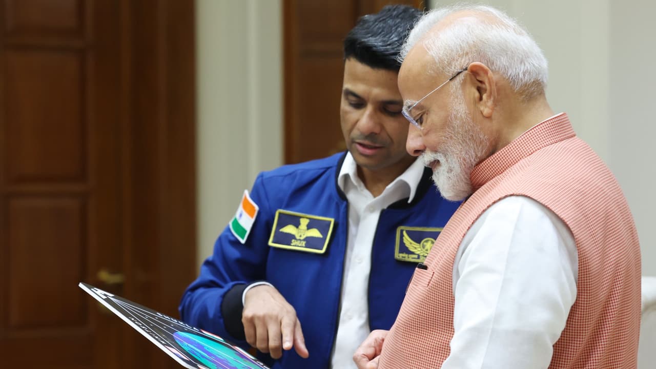 மோடிக்கு சுக்லாவின் பரிசு