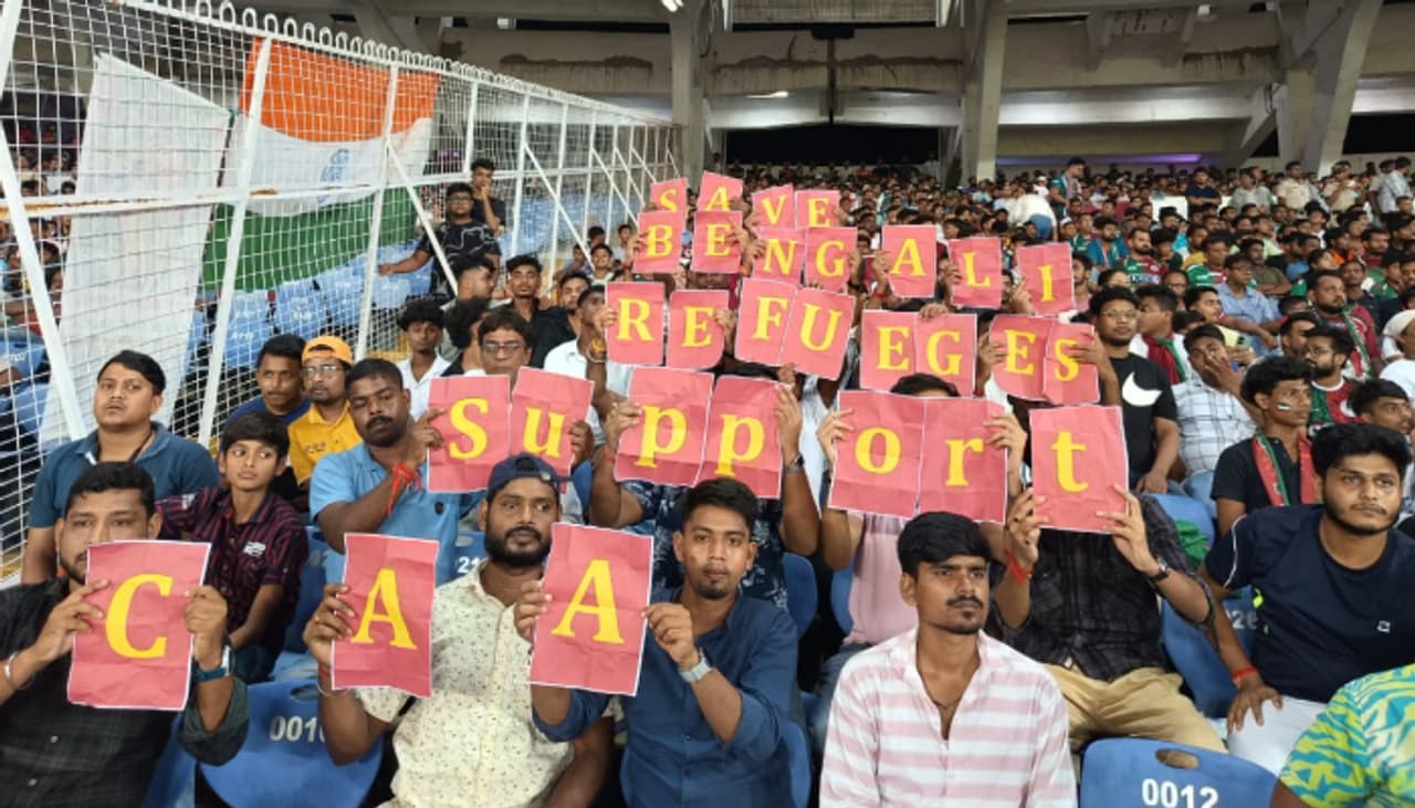 গ্যালারিতে ফুটবলপ্রেমীদের পোস্টার ব্যানার টিফো হাতিয়ার করে সরব বিজেপি