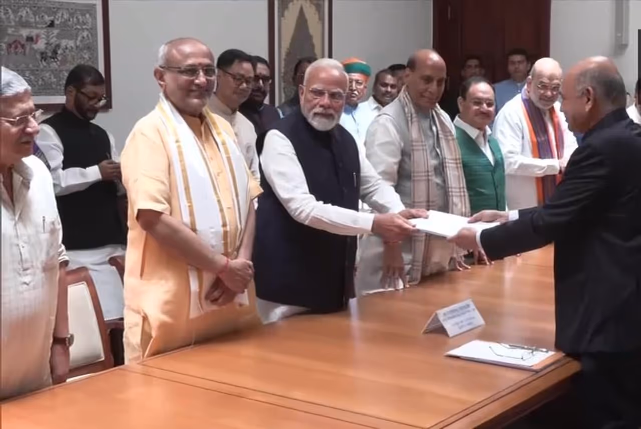 ராதாகிருஷ்ணன் வேட்புமனு தாக்கல்