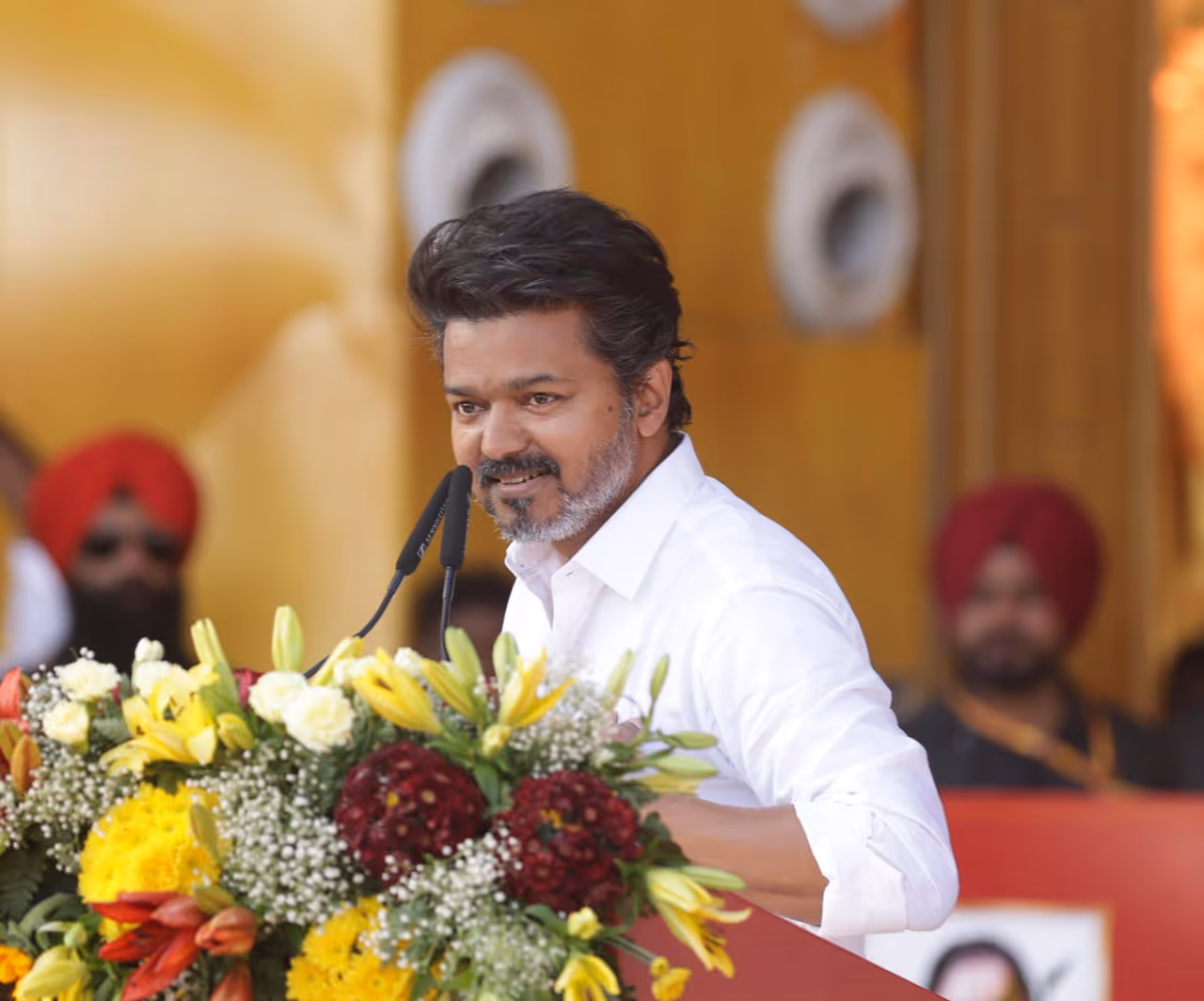 மக்களை சந்திக்கும் தவெக தலைவர் விஜய் 