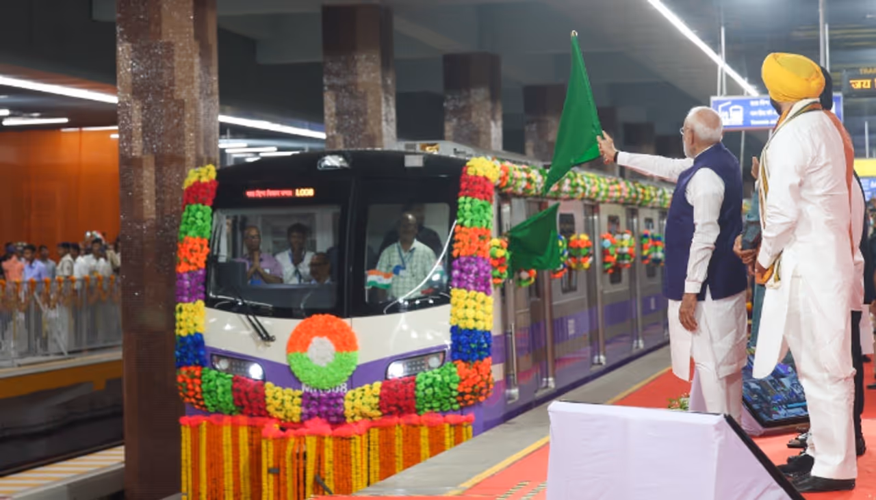 চালু হল ইস্ট ওয়েস্ট মেট্রো পরিষেবা