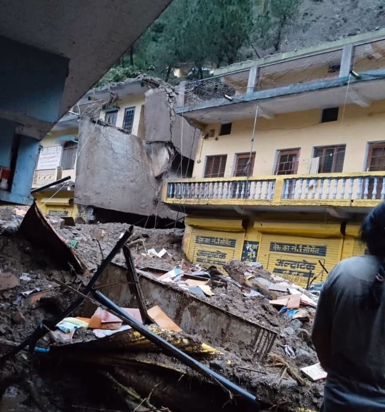 মেঘভাঙা বৃষ্টিতে বিপর্যস্ত উত্তরাখণ্ড