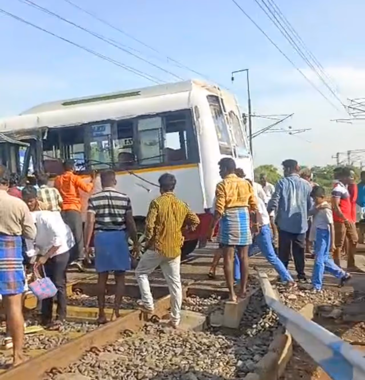 ரயில் தண்டவளாத்தில் கவிழ்ந்த பள்ளி வேன்