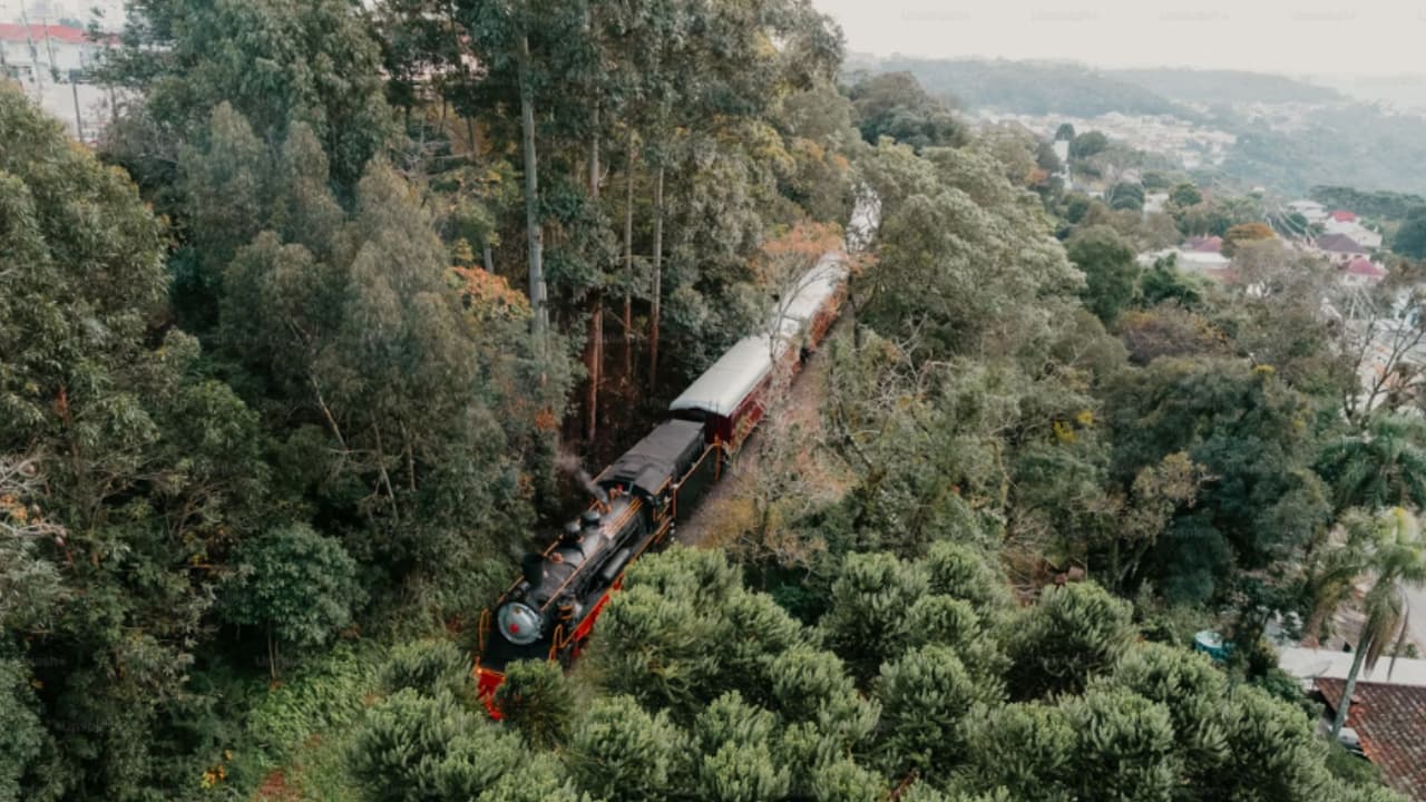 నెమ్మ‌దిగా న‌డిచే రైలు