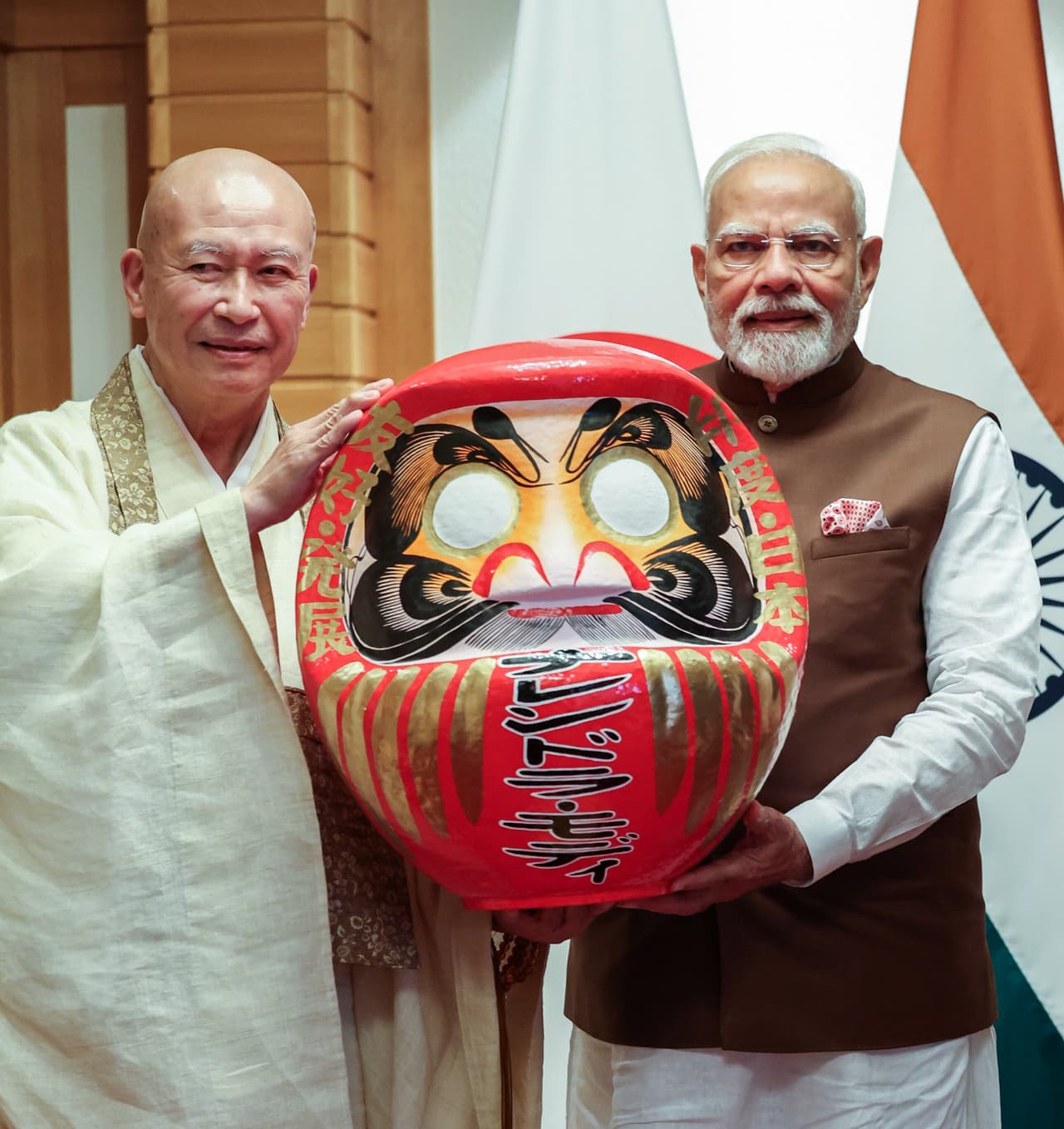 দারুমা পুতুল উপহার মোদীকে দারুমা পুতুল উপহার মোদীকে