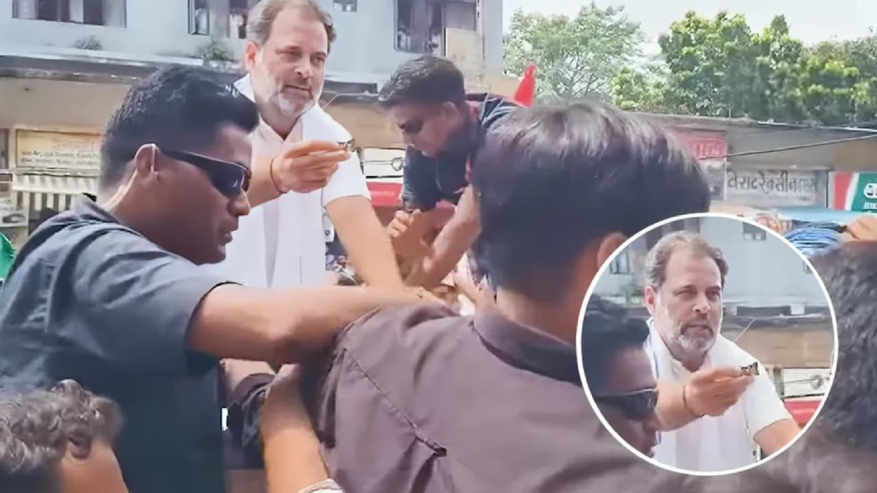 నిరసనకారులకు రాహుల్ గాంధీ చాక్లెట్లు 