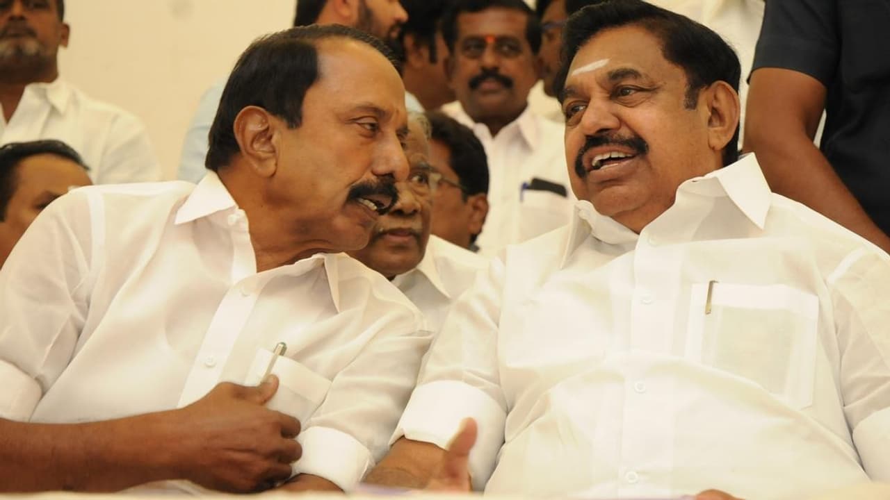 எடப்பாடி பழனிச்சாமி Vs செங்கோட்டையன் எடப்பாடி பழனிச்சாமி Vs செங்கோட்டையன்