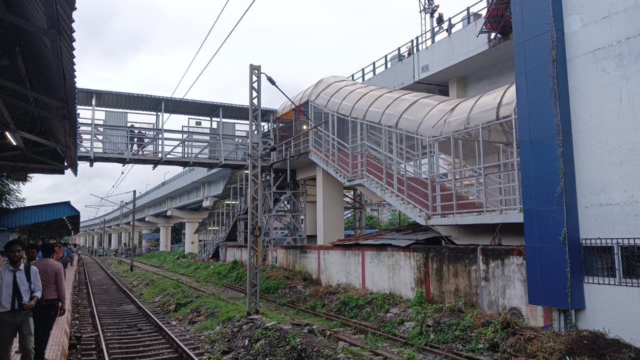 যাত্রী সংখ্যা বেড়েছে দমদম ক্যান্টনমেন্ট স্টেশনে