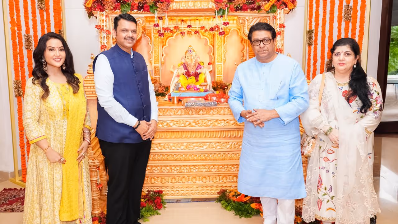 बाप्पाच्या दर्शनासाठी राज ठाकरे सपत्नीक ‘वर्षा’वर 